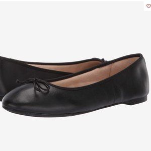 Comfy and classy black ballet flats.